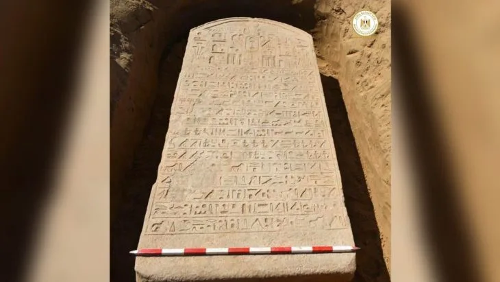 Çiftçi, Firavun Apries’in 2600 yıllık Taş Levhasını Keşfetti