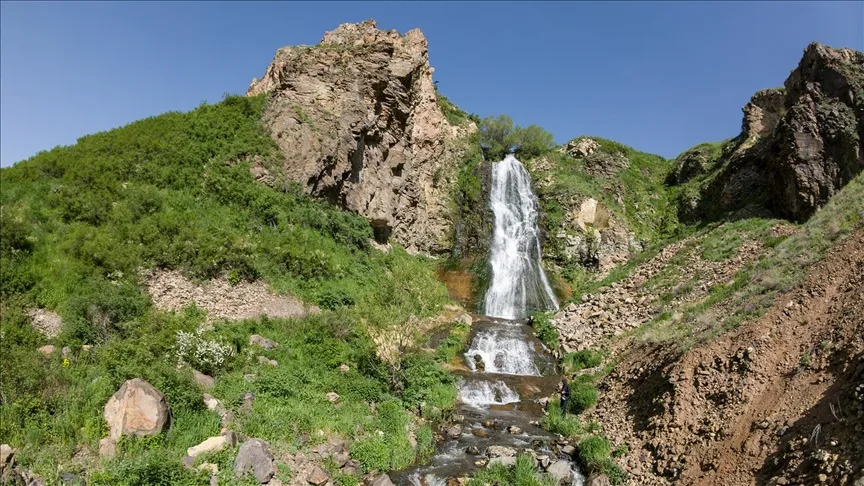 Kars’taki Susuz Şelalesi yağışlarla daha gür akıyor