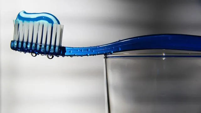 İsveç’te çocuklarının dişlerini fırçalamayan ebeveynlere hapis cezası verildi