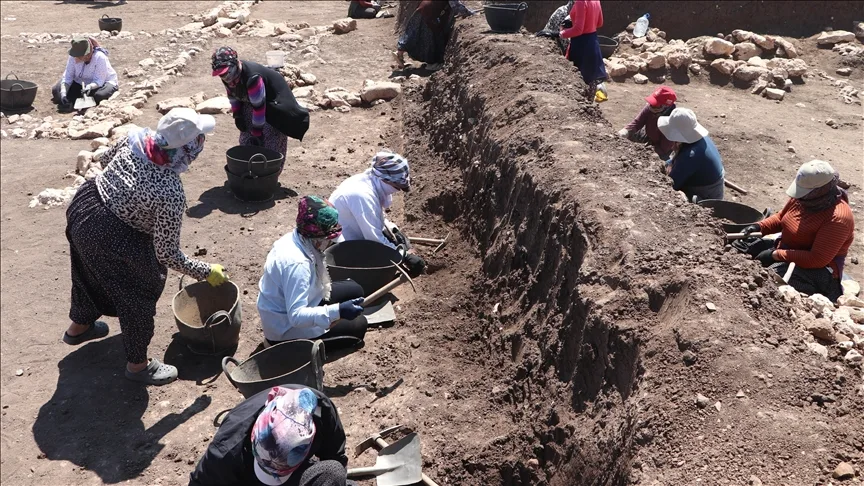 Diyarbakır Çayönü Tepesi’nin kadın işçileri “tarih” kazıyor
