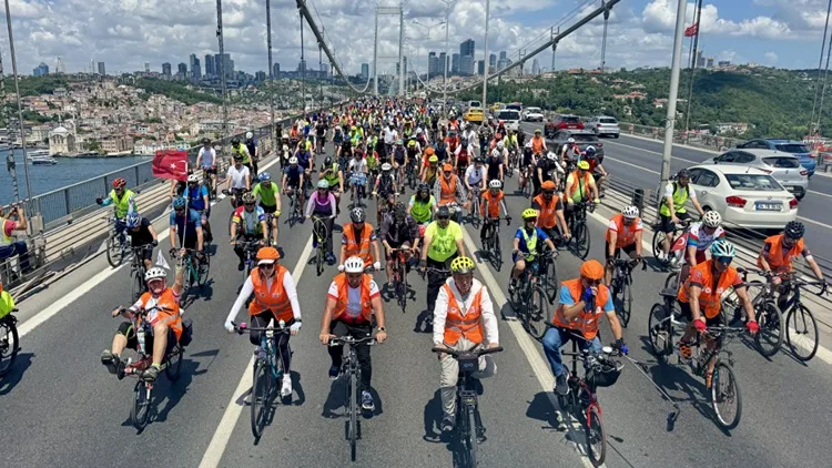 İstanbullular çevre ve trafik farkındalığı için Avrupa’dan Asya’ya pedal bastı