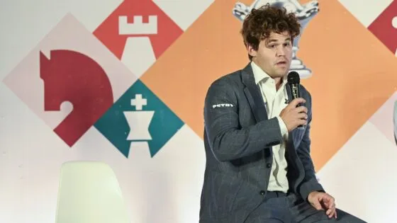 143.000 Kişi Bir Araya Gelerek Dünyanın En İyi Satranç Oyuncusuyla Berabere Kaldı