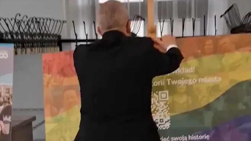 Polonyalı milletvekili Braun, parlamentodaki LGBT temalı sergiyi kaldırdı