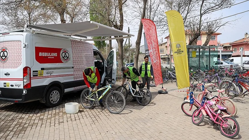 Konya’da, kırsal bölgelerde çocukların bisikletini belediye personeli tamir ediyor