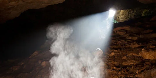 Arkeologlar Gizli Dağ Odalarını Keşfettiler ve Antik Psikedelik Eşyalar Buldular