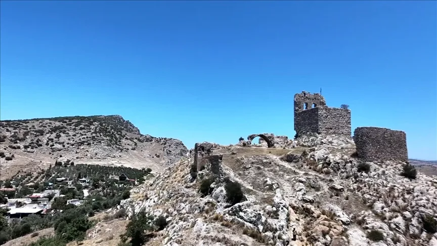 Osmaniye’de nehir kenarındaki Hemite Kalesi FPV dronla görüntülendi