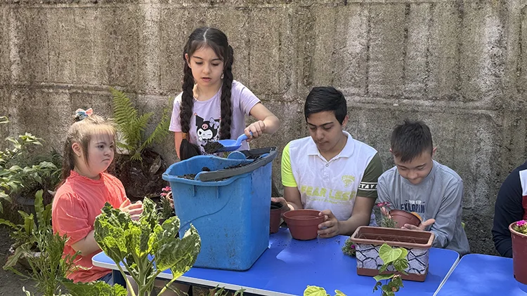 Özel öğrenciler, doğa bilincini toprağa dokunarak öğreniyor