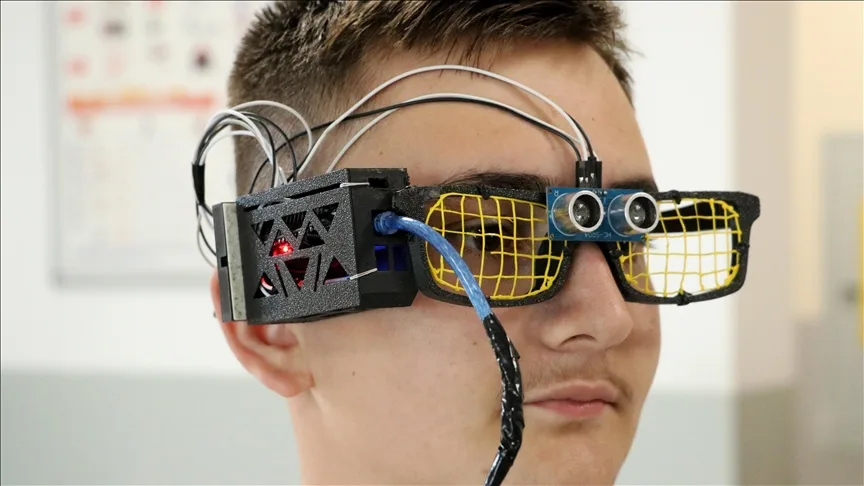 Lise öğrencileri görme engelliler için gözlük geliştirdi