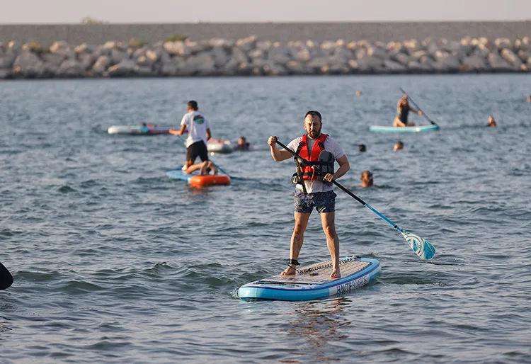 Akdeniz’in mavi sularında kürek sörfü yapmayı öğreniyorlar