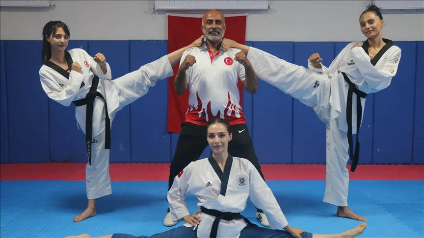 Üç kızını milli sporcu yapan tekvando antrenörü baba gururlu