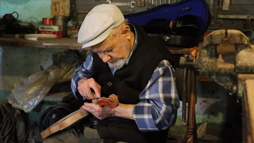 Yusuf dedenin kömürlükte ürettiği kemanların melodileri dünyada duyuluyor