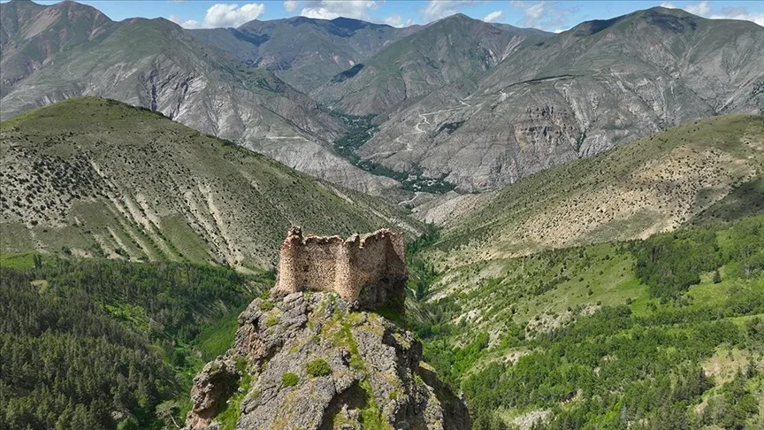 Erzurum’da sarp kayalık üzerindeki tescilli Hırçer Kalesi yüzyıllardır ayakta