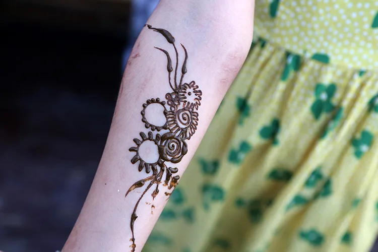 İran’ın renkli geleneklere sahip Keşm Adası’nda bayramda eller kına ile işlenen zarif motiflerle süsleniyor