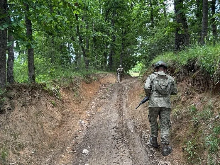 Türk askeri, Kosova’nın Sırbistan sınırında devriye faaliyetlerini sürdürüyor