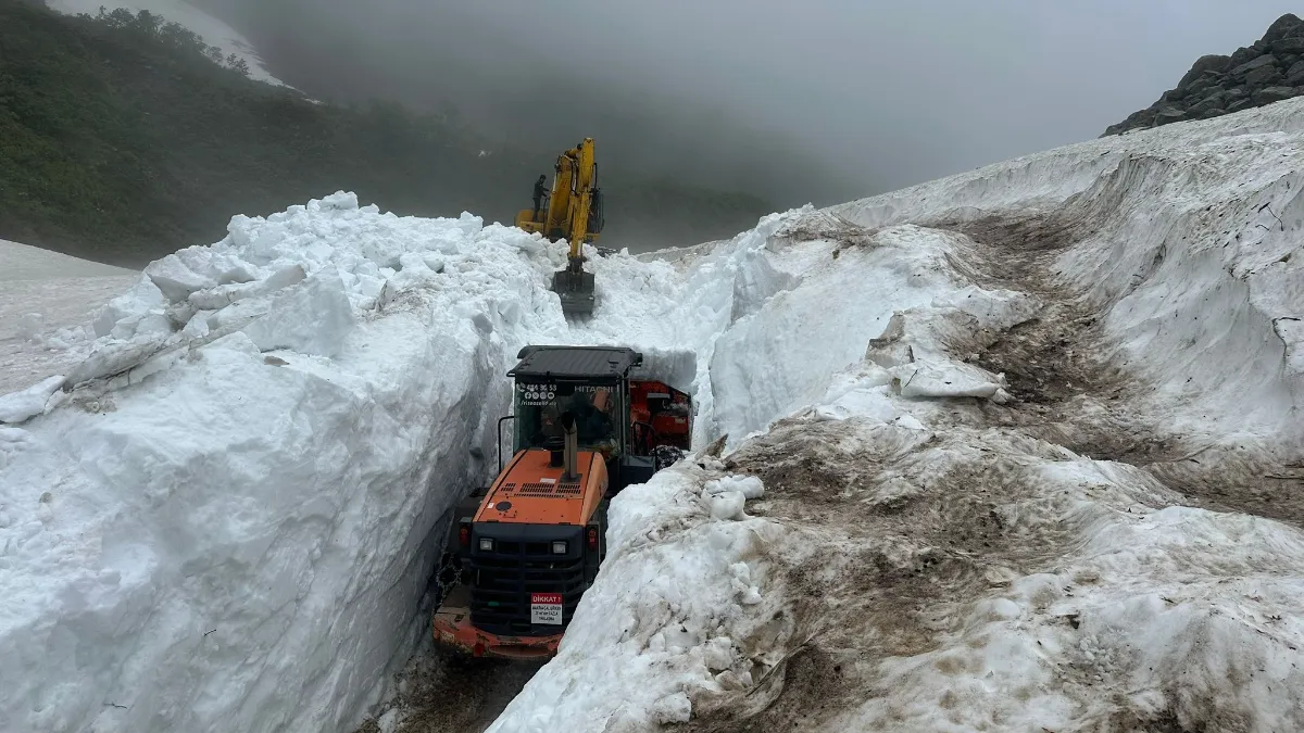 Rize’de haziran ortasında karla mücadele