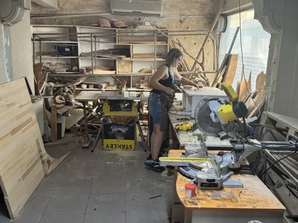 Sen Yapamazsın Dediler, Atölye Kurdu, Kişiye Özel Mobilyalar Üretiyor