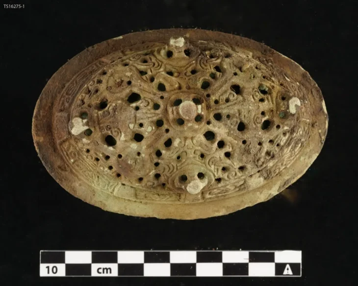 Arkeologlar, Norveç’in Senja Adası’ndaki Kadın ve Köpeğinin 1.100 Yıllık Viking Teknesi Mezarını Ortaya Çıkardı