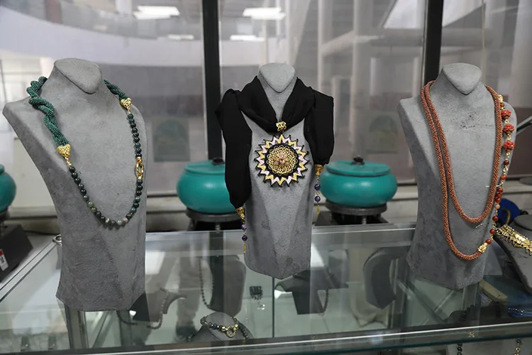 Ankara’da kadınlar agat taşını özel tekniklerle takılara dönüştürüyor