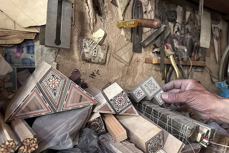 Şamlı ustaların asırlardır sabırla koruduğu sanat: Ahşap mozaik