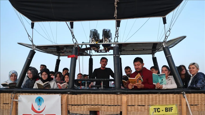 Kapadokya’da öğretmen ve öğrenciler gökyüzünde kitap okudu