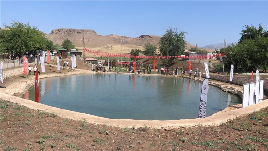 Batman’da restorasyonu tamamlanan balıklı göl turizme açıldı