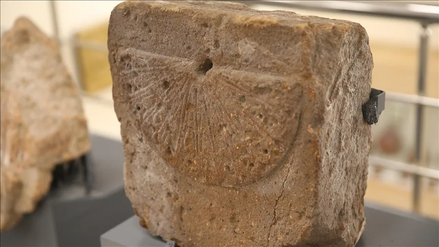 Ani’deki kazılarda bulunan yaklaşık 1000 yıllık güneş saati görücüye çıktı