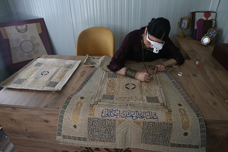 Osmanlının tılsımlı gömlekleri modern sanatla tablolara yansıyor