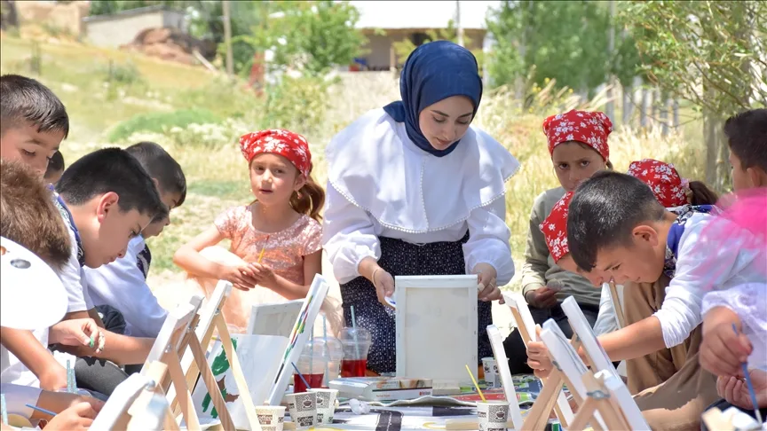 Vanlı ressam, doğup büyüdüğü kırsal mahallede öğrencileri sanatla buluşturdu