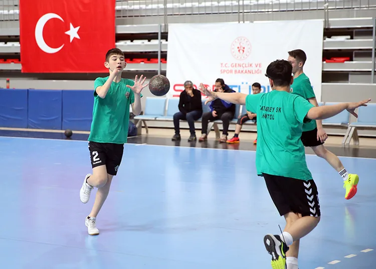 Genç hentbolcu tek eliyle takımına güç veriyor