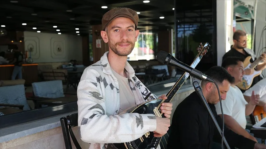 Aydınlı öğretmen atandığı ilçeye sevgisini bestelediği türküyle dile getirdi