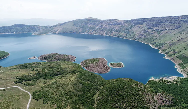 Nemrut Kalderası mavi ve yeşil renkli gölleriyle ziyaretçileri cezbediyor