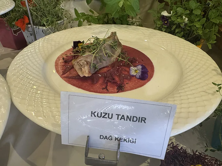 Yenilebilir çiçekler, lüks restoranların, 5 yıldızlı otellerin menülerine hem lezzet hem renk katıyor.