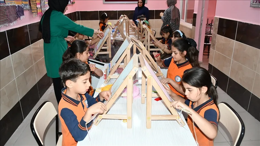İlkokul öğrencileri dokudukları kilimlerle el becerilerini ve hayal güçlerini geliştiriyor