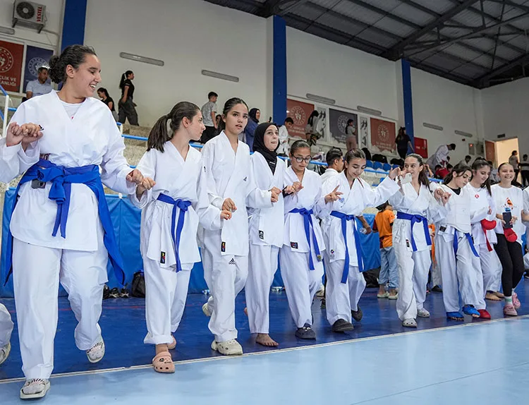 Önce karate sonra halay