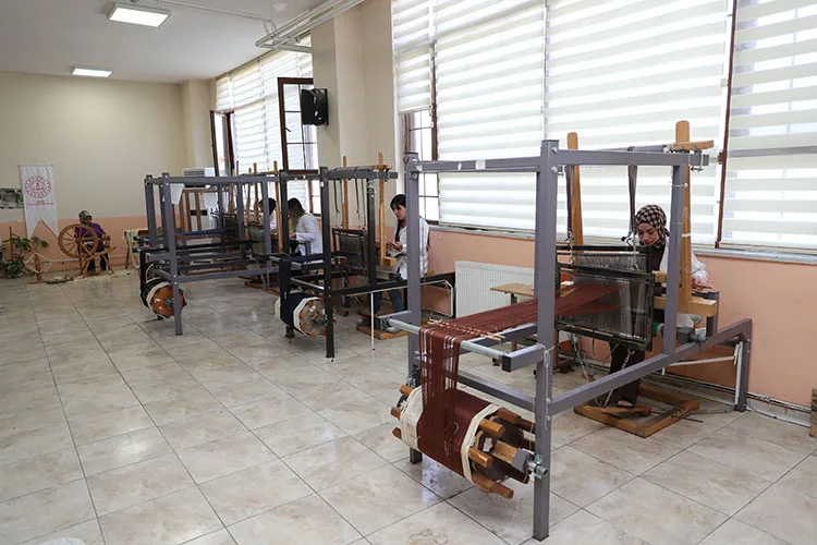 Şırnaklı 5 kadın usta öğretici “şal şapik” kumaşını yaşatmak için tezgahın başında