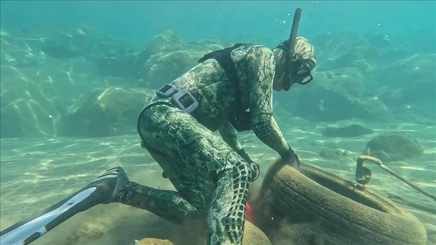 Bodrum’da dalgıçlar denizden 241 kilogram atık çıkardı