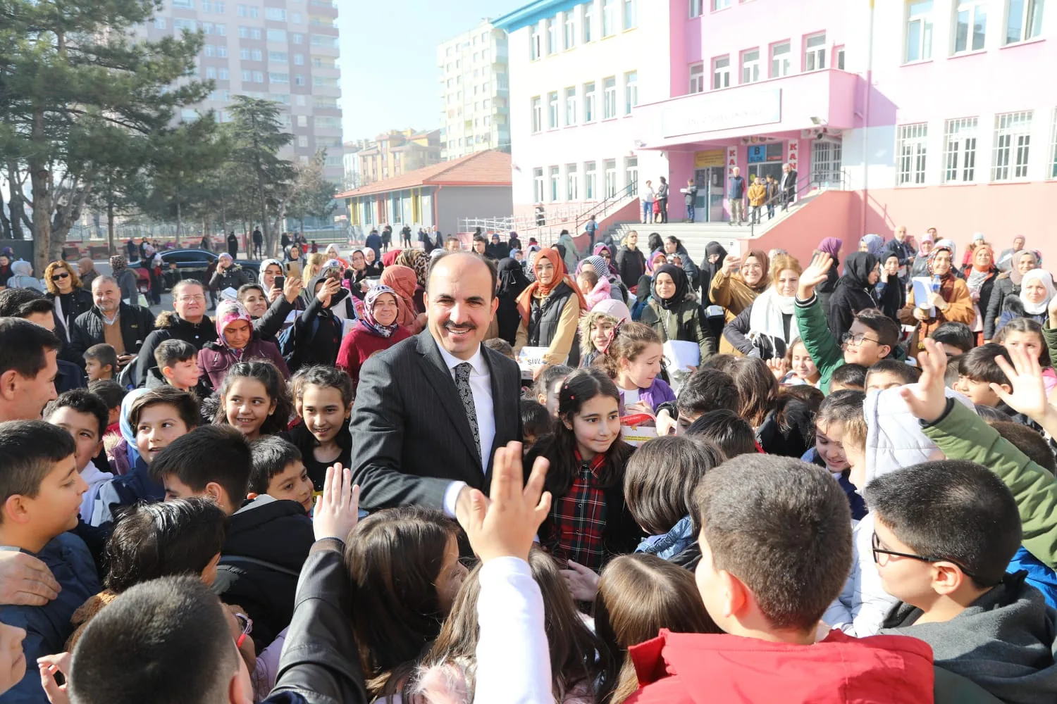 BAŞKAN ALTAY KARNE HEYECANI YAŞAYAN ÖĞRENCİLERİ TEBRİK ETTİ