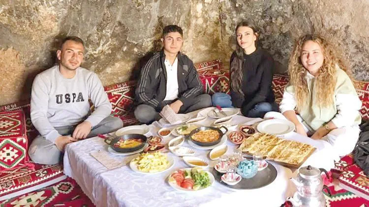 Frigler böyle eziyet görmedi: Türkiye’nin ikinci Kapadokya’sı, 3 bin yıllık kaya mezar kafe oldu