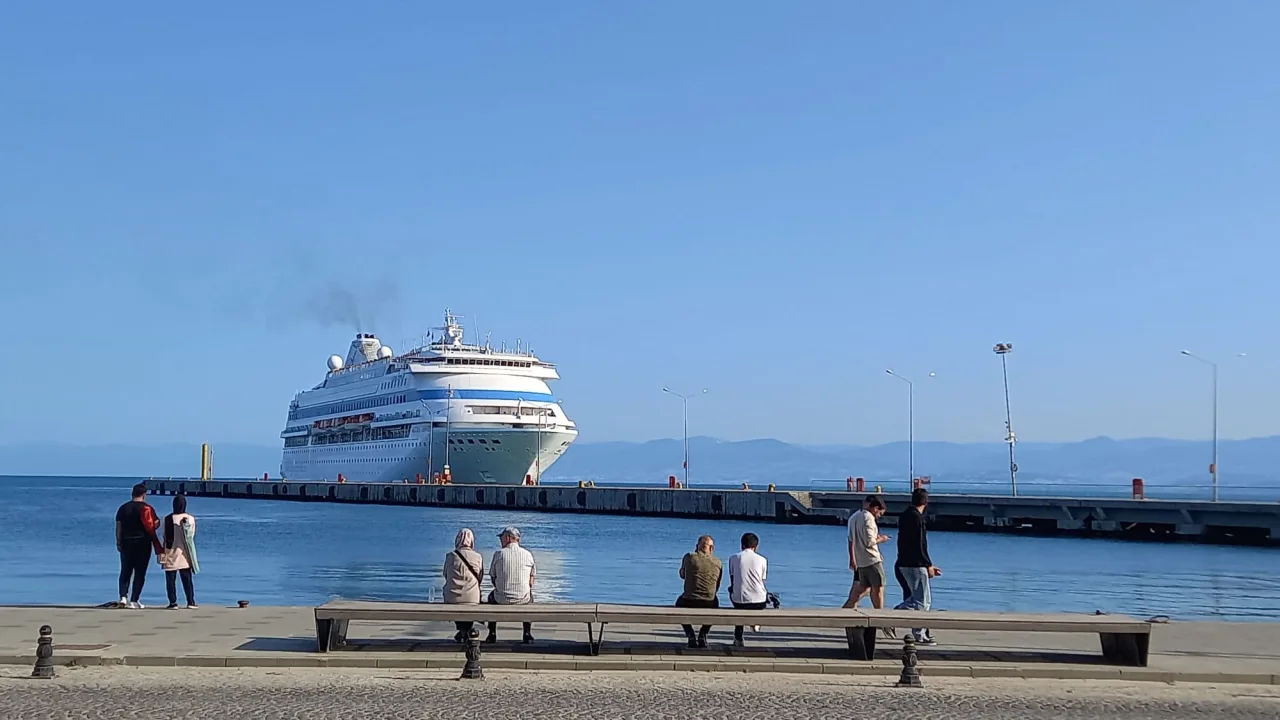 Sezonun İlk Turist Gemisi Sinop İskelesine Yanaştı