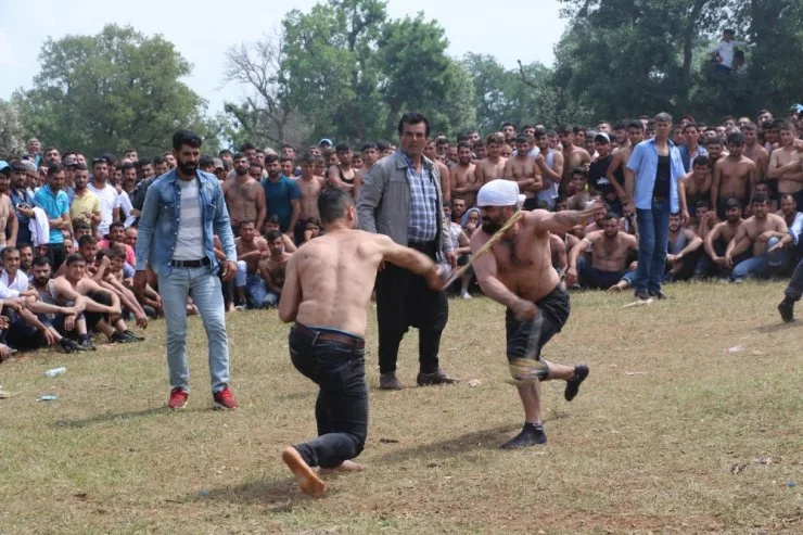 300 yıllık kırbaç geleneği: Gençler festivalde birbirlerini kamçılıyor