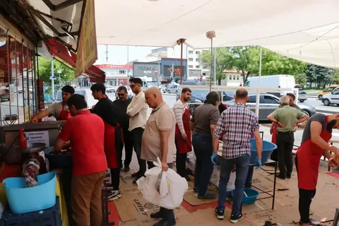 Etleri kıyma yaptırmak için kasaplarda yoğunluk oluştu