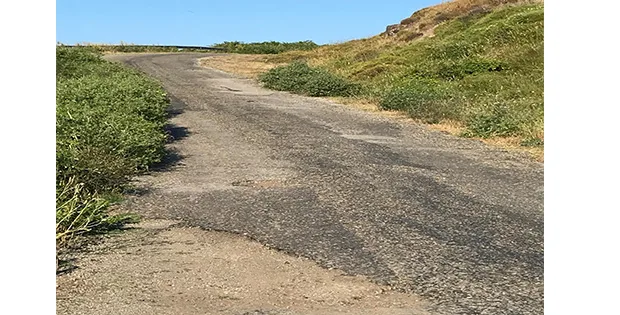 Ada Yolu Çukur Dolu