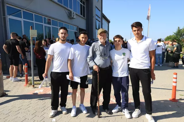 En yaşlı aday “Filozof hurdacı” bastonuyla YKS’ye girdi