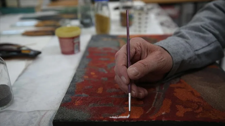 Kum taneleri emekli torna ustasının ellerinde sanat eserine dönüşüyor