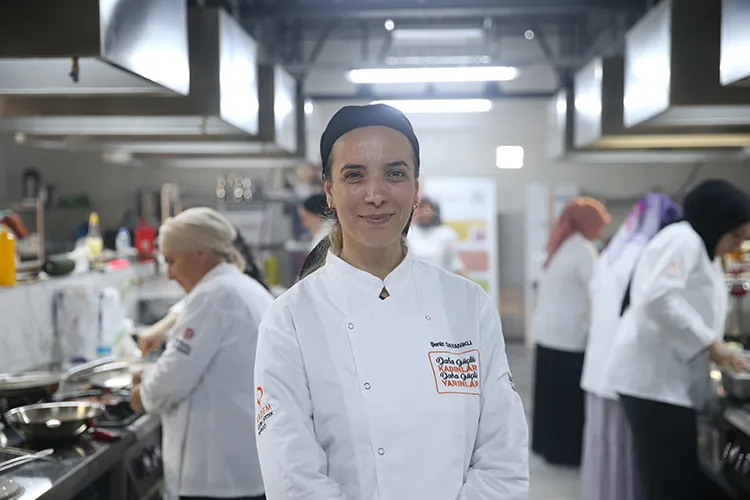 Depremzede kadınlar mutfak atölyesinde ulusal ve uluslararası yemekleri öğreniyor