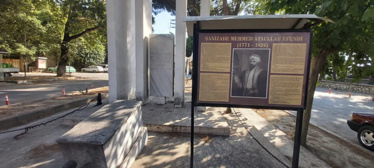 Şanizade M. Ataullah Efendi Anıtı