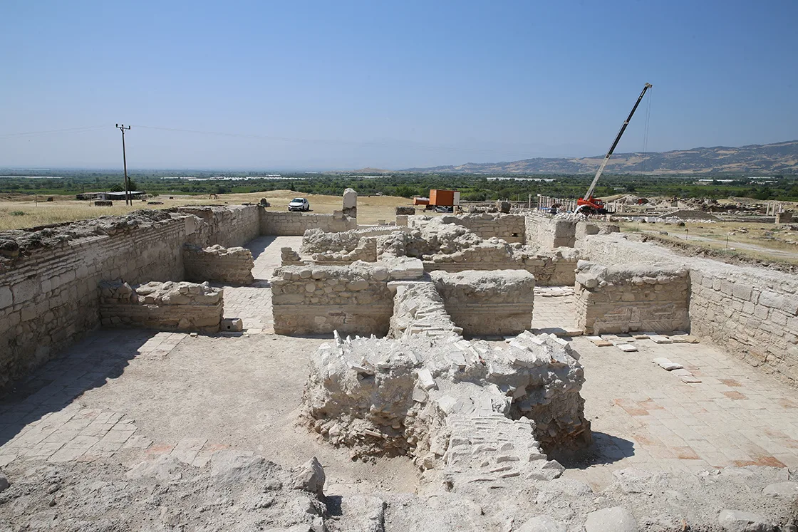 Tripolis’in seçkinlerini antik kentin balık havuzlu villasında ağırlamışlar
