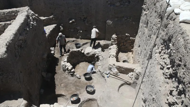 Yassı Höyük’te Geç Tunç Çağı’na ait yapı ve silolar gün yüzüne çıkarıldı