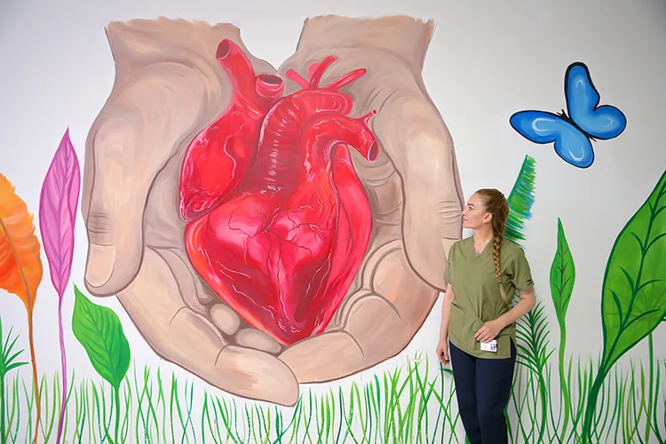 Kendisini iyileştiren doktorlarla omuz omuza vererek hayat kurtarıyor