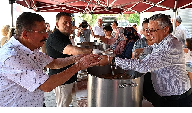 Kemer Belediyesi’nin aşure ikramları sürüyor